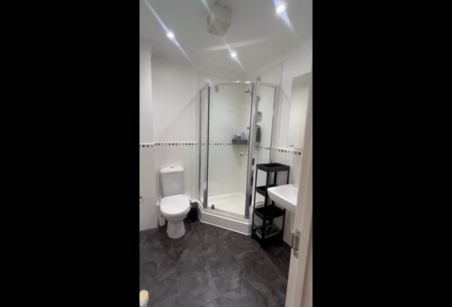En-suite double room available in friendly house Main Photo