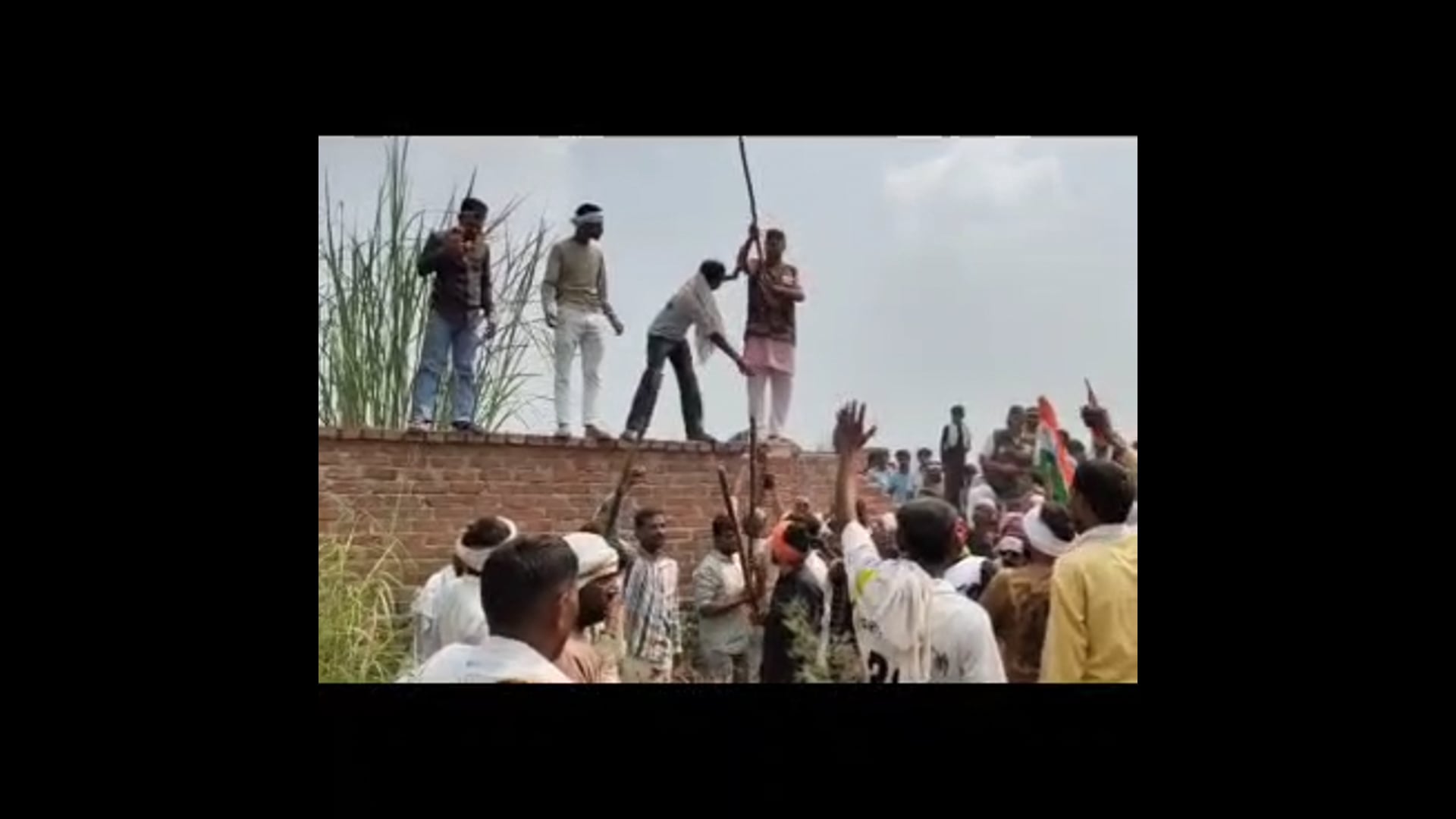 MANT-तड़के 3 बजे छाता शुगर मिल पर बड़ा एक्शन, धरना खत्म कराने पहुंचा, भारी पुलिस बल,,
