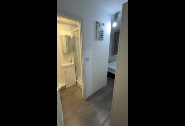 Newly Refurbished Ensuite Room Main Photo