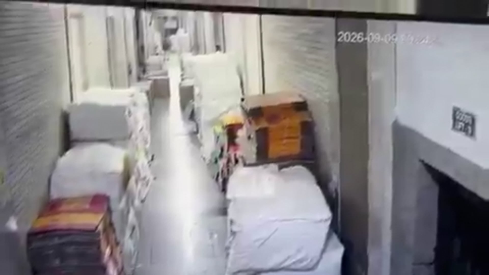 गुजरात के सूरत में ₹10 हजार की बकाया सैलरी को लेकर एक कर्मचारी ने कथित तौर पर मालिक से बदला लेने के लिए दुकान