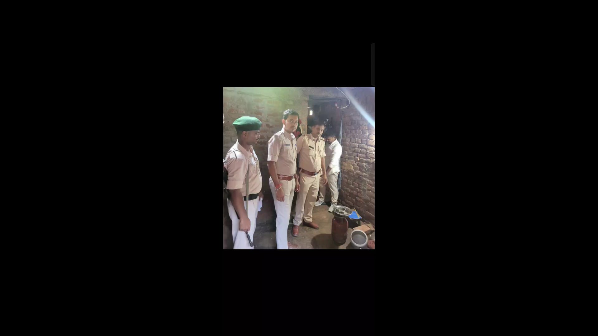 रजौन पुलिस ने अप्राथमिकी अभियुक्त के घर की कुर्की जब्ती,पोक्सो मामले में न्यायालय का था आदेश