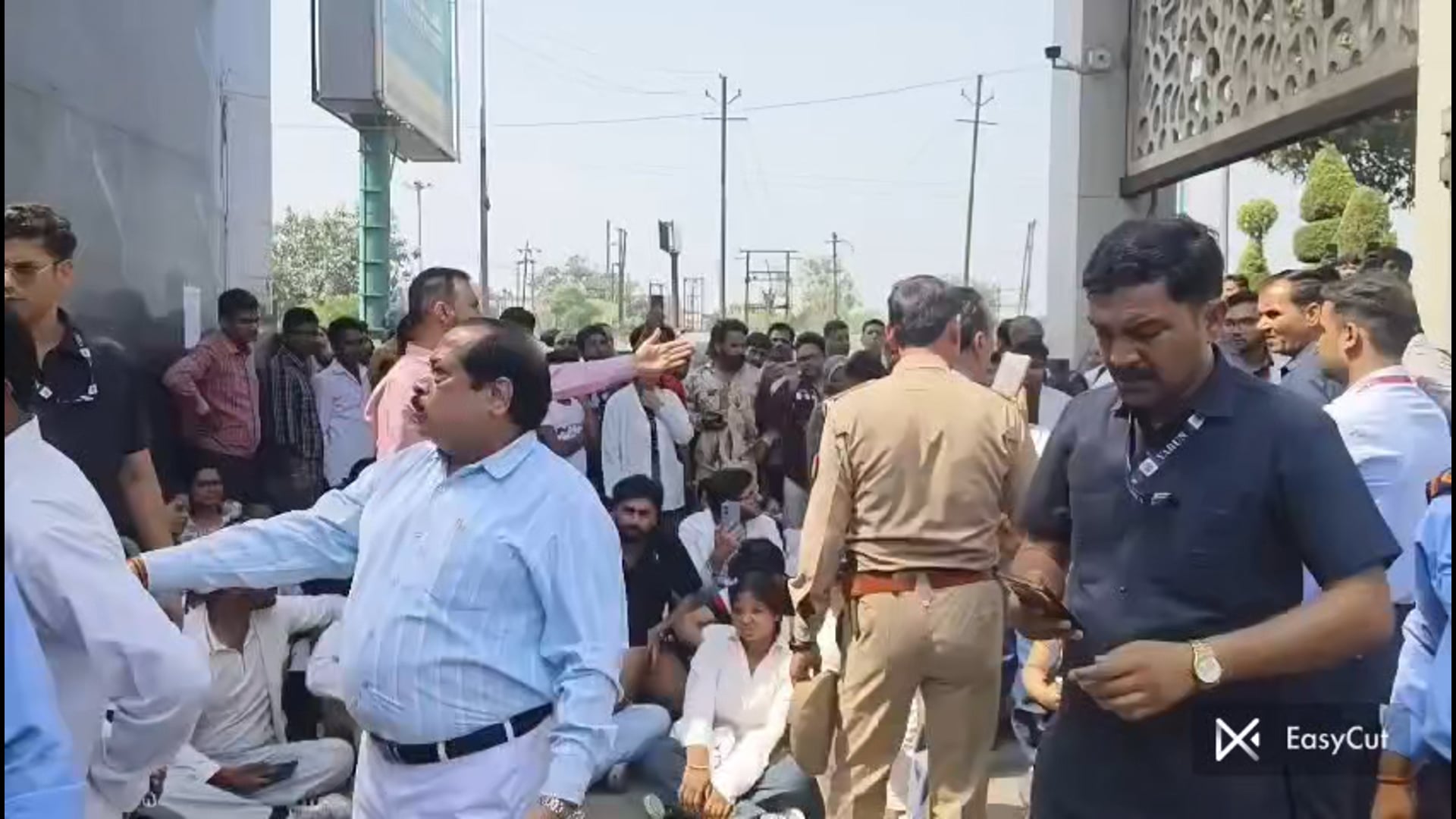 मंसूरपुर क्षेत्र के बेगराजपुर मेडिकल कॉलेज में डॉक्टरों ने वेतन को लेकर गेट पर धरना