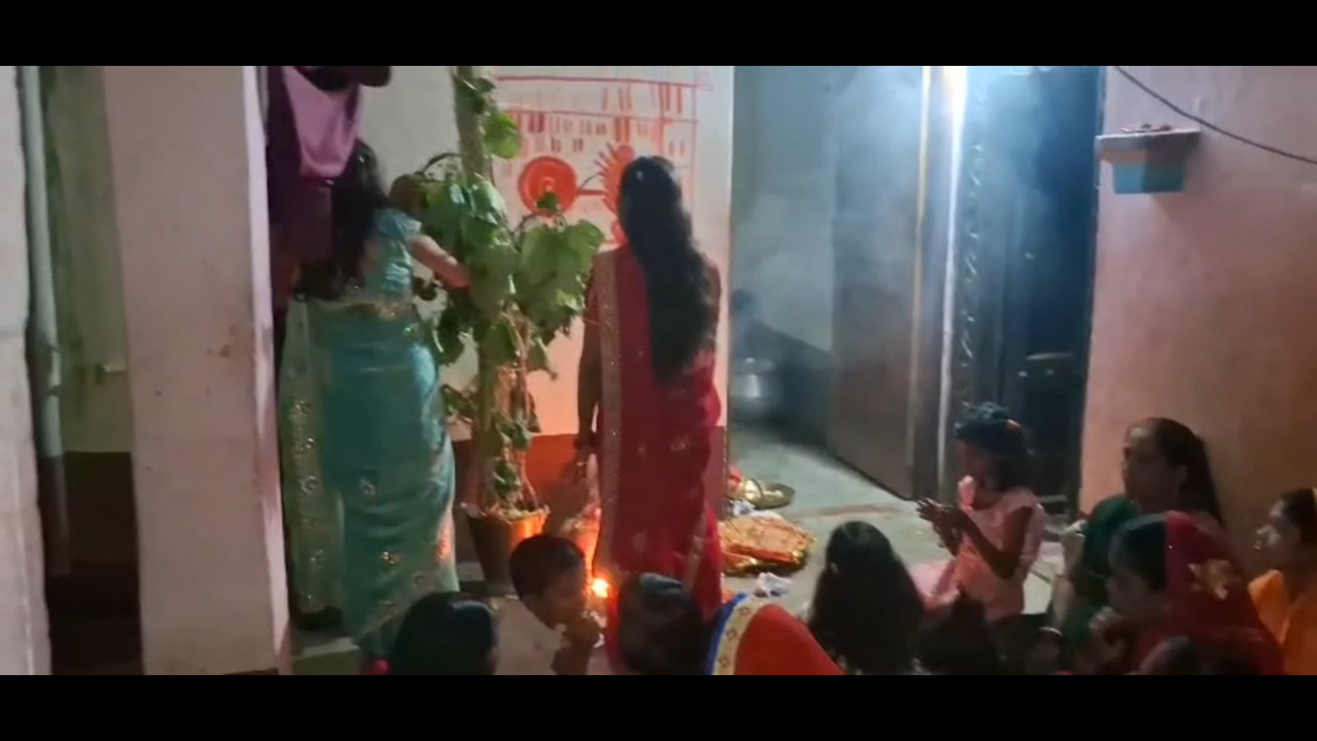 भाइयों की लंबी उम्र के लिए बहनों ने की करम डाल की पूजा