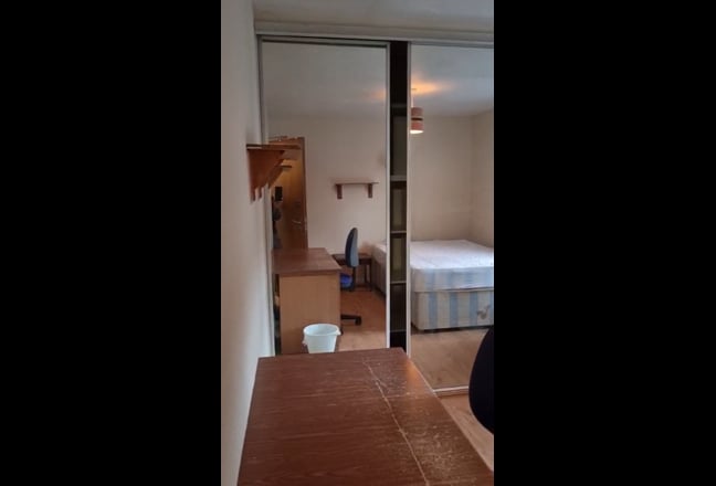 Student 5 bedroom house. 5 mins walk from Brunel.  Main Photo