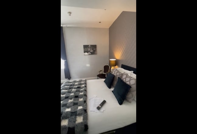Town centre, modern Ensuite Rooms available  Main Photo