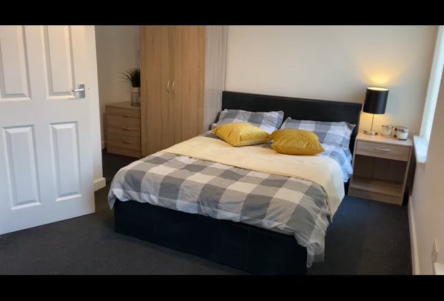 Large Double with private en suite and Kitchenette Main Photo
