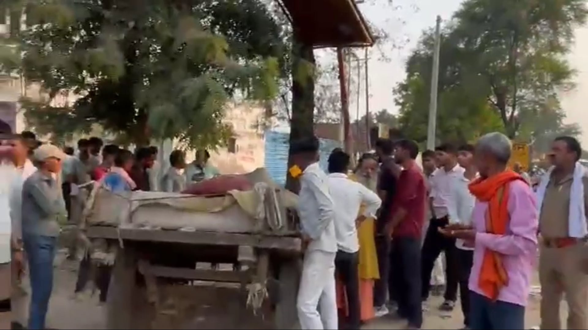 भूसा बेचकर लौट रहे व्यक्ति की पानीगांव तिराहे पर संदिग्ध परिस्थितियों में हुई मौत।