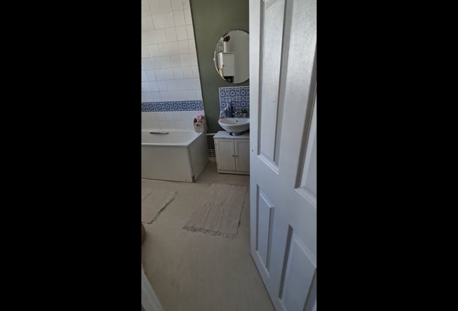  Large and bright king size bedroom in East London Main Photo