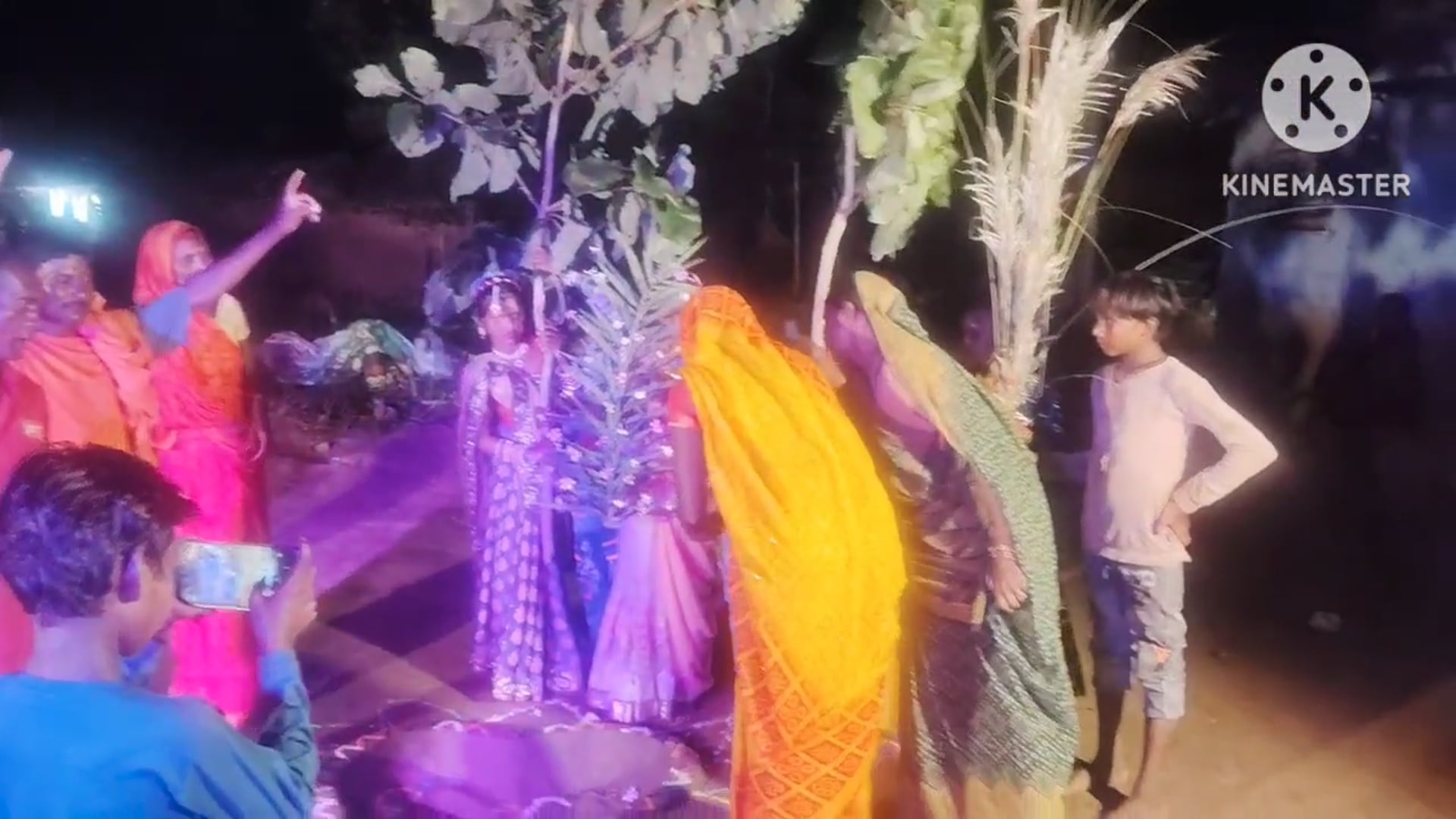 प्रखंड क्षेत्र के सभी भागों में हर्षोल्लास के साथ भाई-बहन का पवित्र एवं लोक पर्व करमा धरमा शांतिपूर्वक संपन्न