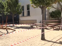 Un vaixell de fusta completa la nova imatge dels patis de l'Escola Empúries