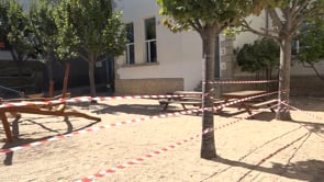 Un vaixell de fusta completa la nova imatge dels patis de l'Escola Empúries
