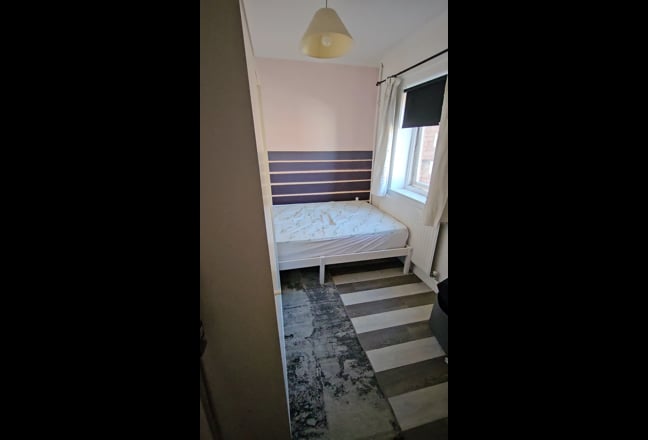 Double in 2 bed flat Main Photo