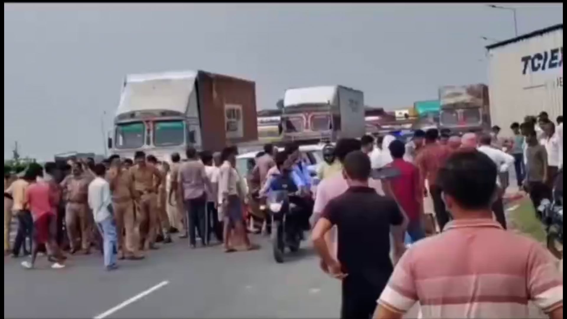 फरह थाना क्षेत्र में नेशनल हाईवे पर पोरी के पास हुआ भीषण सड़क हादसा 