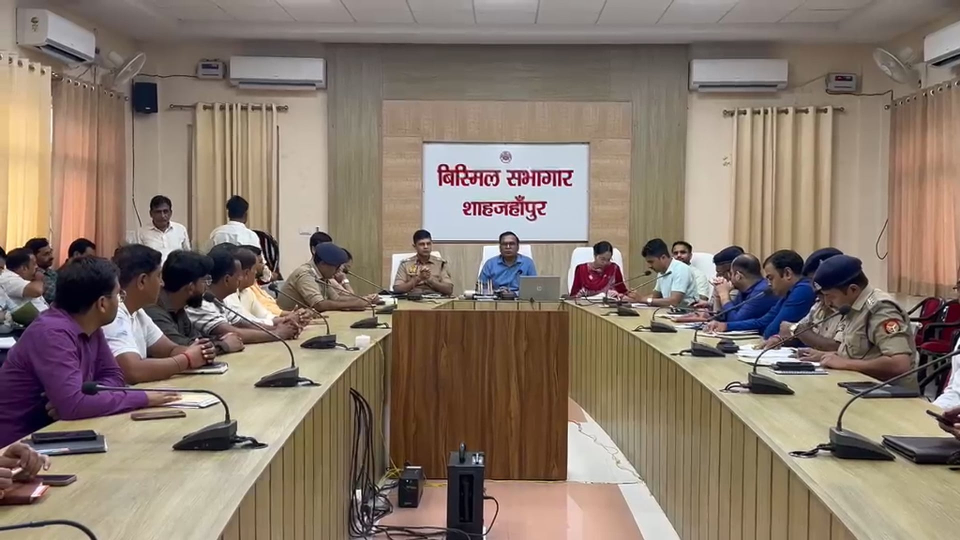 नवरात्रि-दशहरा में अश्लीलता पर होगी सख्त कार्रवाई, डीएम ने आयोजकों को दिए निर्देश