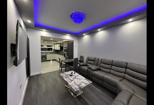 Students- Last Remaining Double in Luxurious House Main Photo