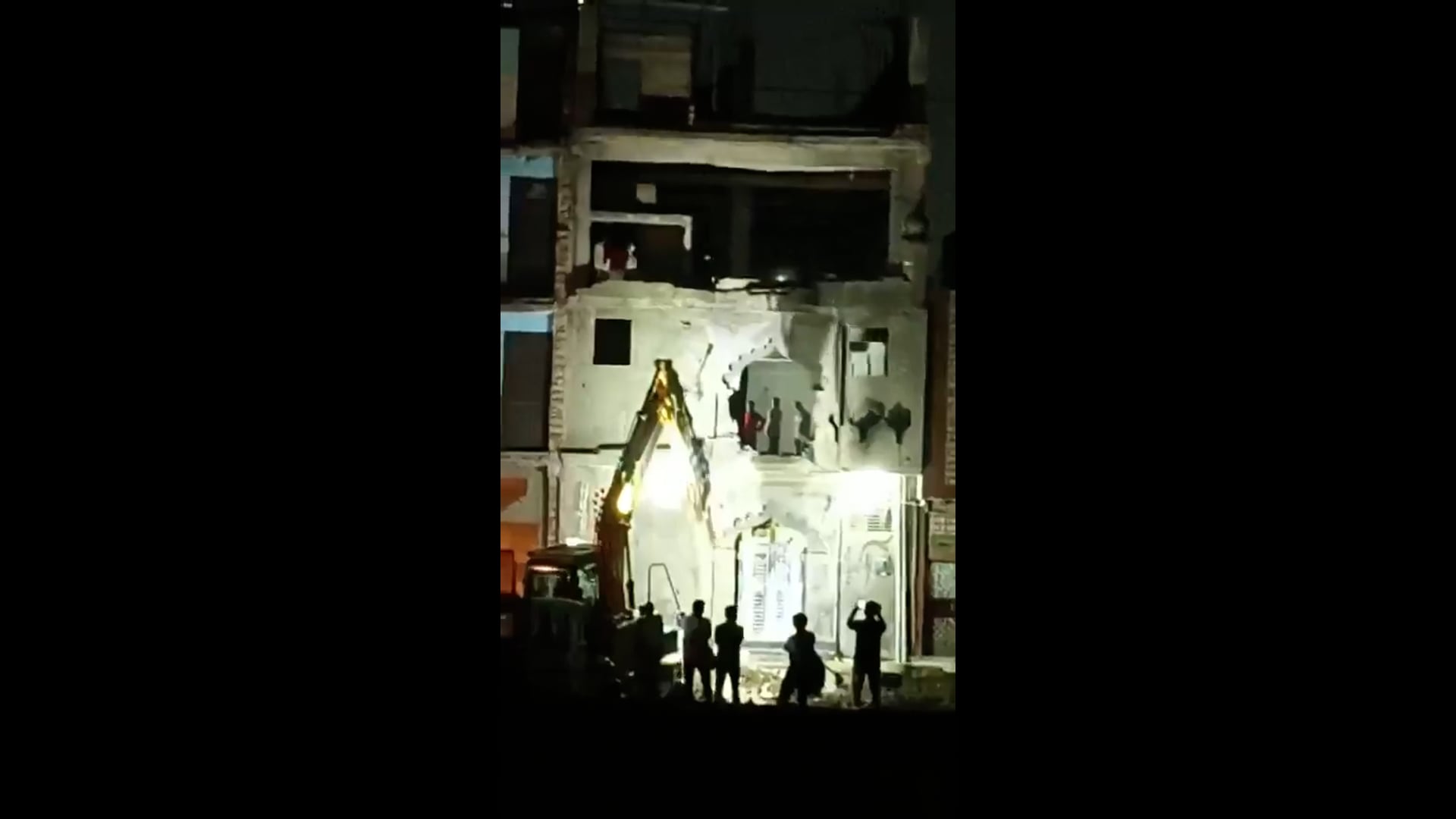 दिल्ली के शालीमार बाग में आधी रात मस्जिद पर चला बुलडोजर, इमाम ने पूछा- ऐसी क्या इमरजेंसी थी?

दिल्ली