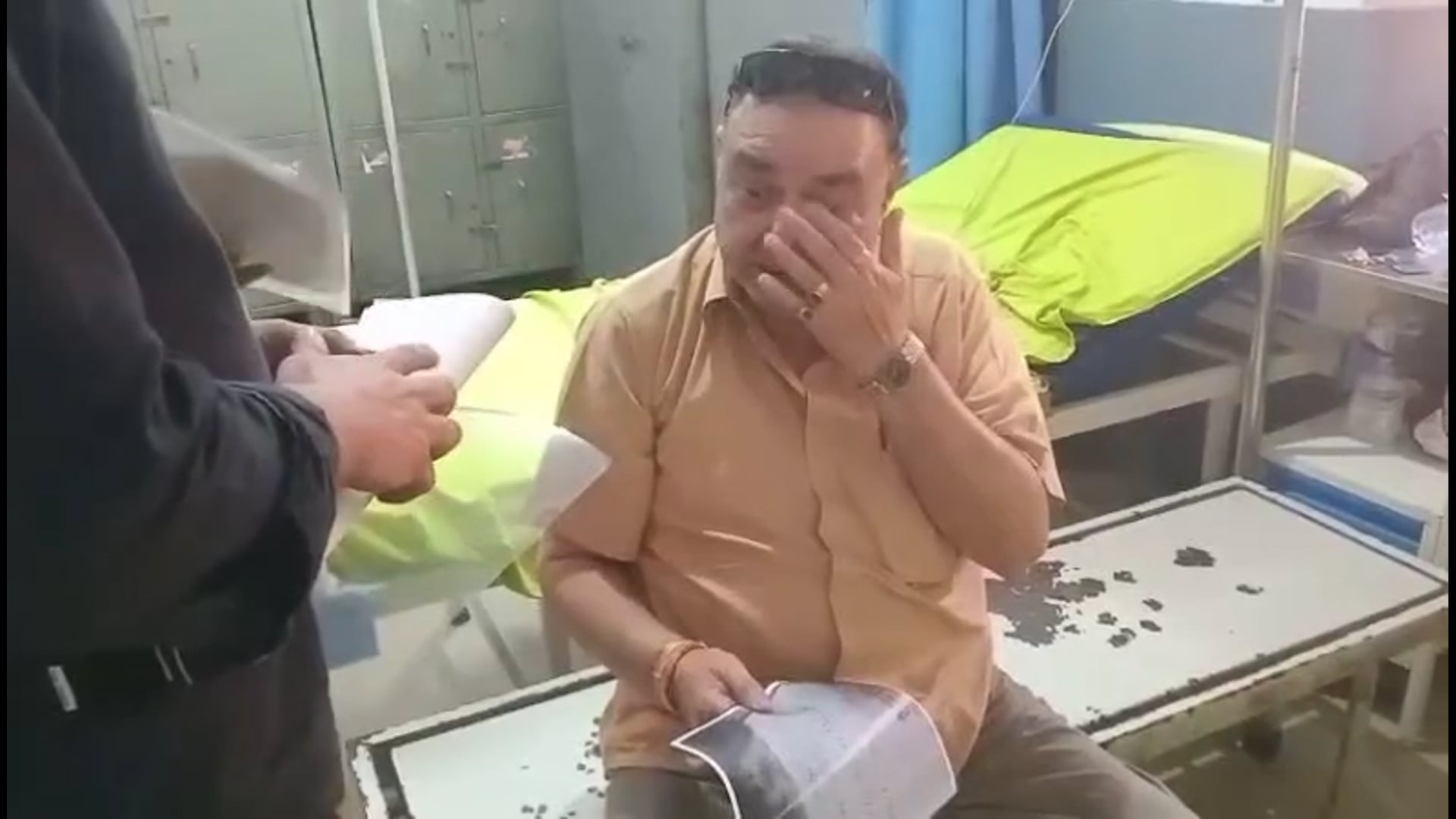 “मथुरा में दबंगई का आरोप: गेस्ट हाउस में हमला, गला कसने की कोशिश! घायलों से मिले कुमार नरेंद्र सिंह, बोले- न्याय मिलेगा”