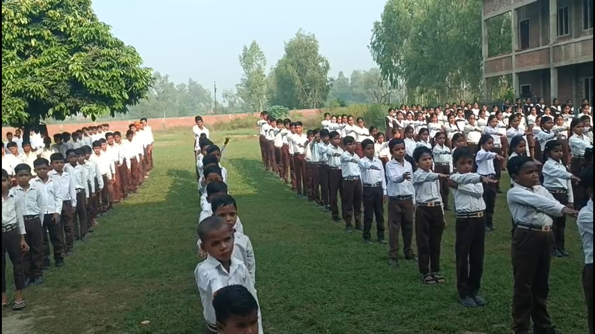 गंगाराम स्मारक उच्चतर माध्यमिक विद्यालय, लालपुर में आयुर्वेद ज्ञान एवं स्वस्थ जीवन की शपथ लेते छात्र-छात्राएं व शिक्षक।