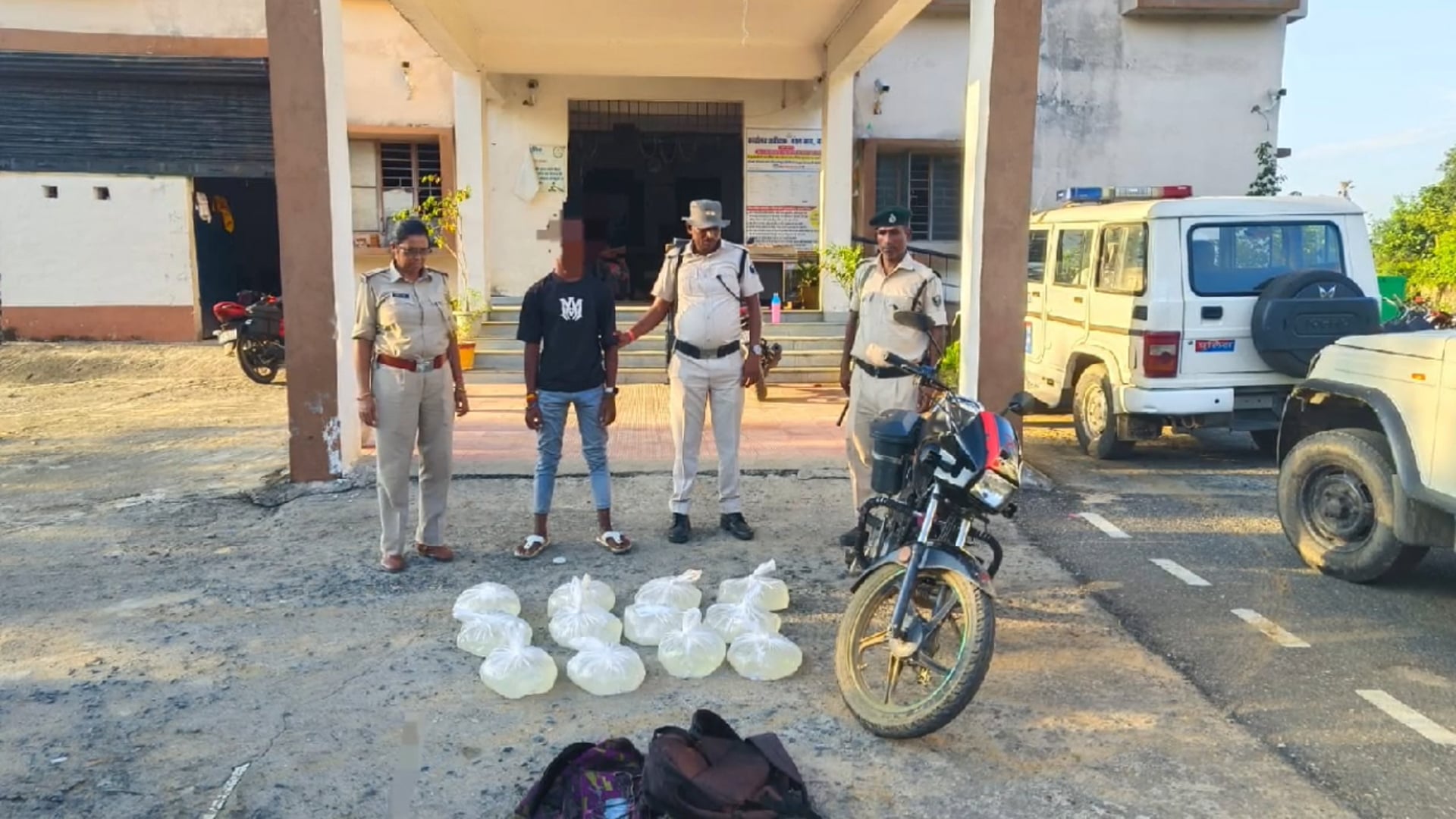 120 लीटर महुआ शराब के साथ बाइक सवार युवक गिरफ्तार