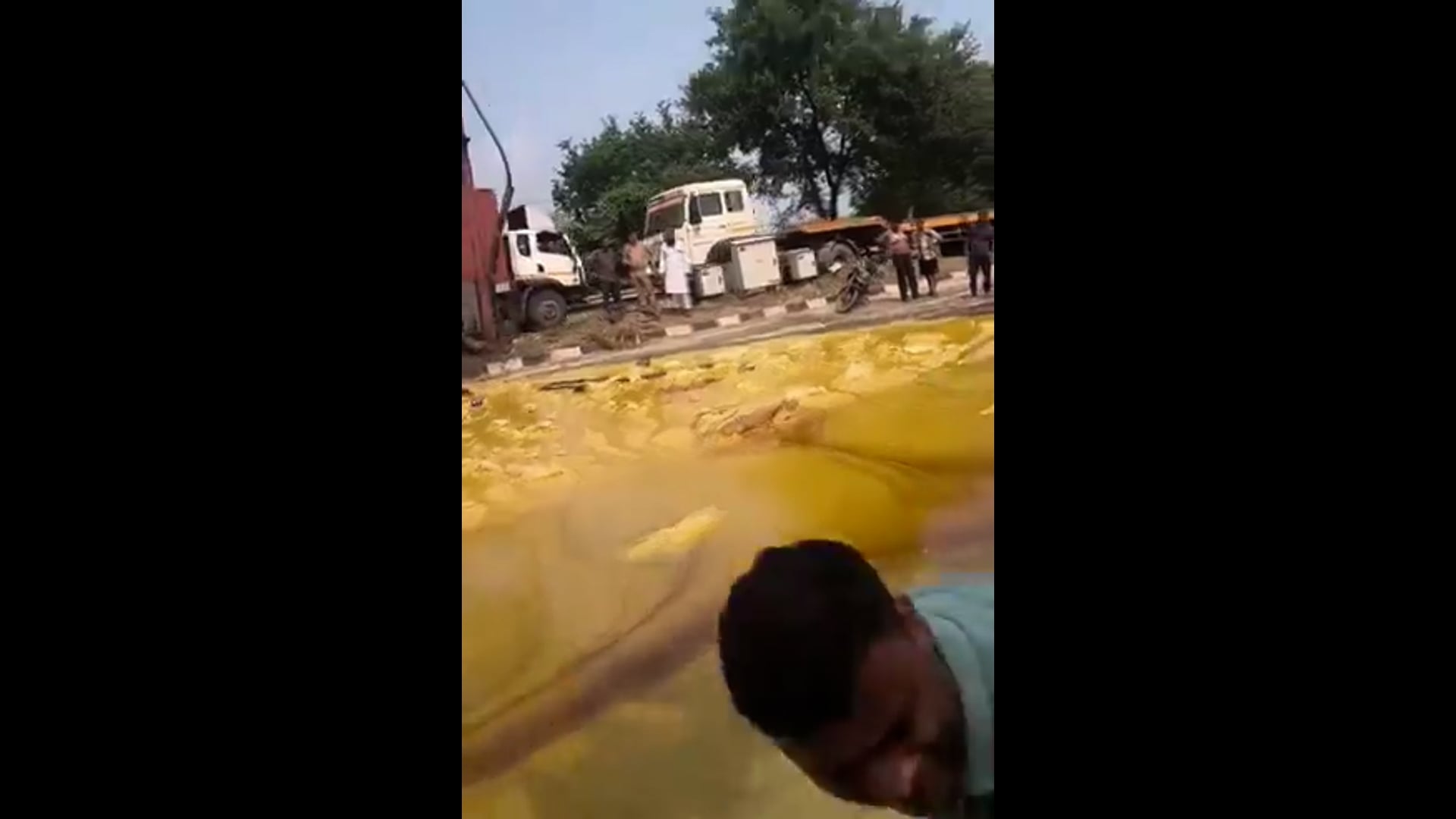 मुरादाबाद में डालडा घी लादकर जा रहा टैंकर पलट गया। इसके बाद सारा घी दिल्ली-लखनऊ हाईवे पर फैल गया। जिसे भी पता चला वह डिब्बा-बाल्टी लेकर बटोरने दौड़ पड़ा।