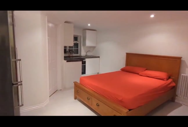 Big Studio near Burnham Station All Bills Included Main Photo