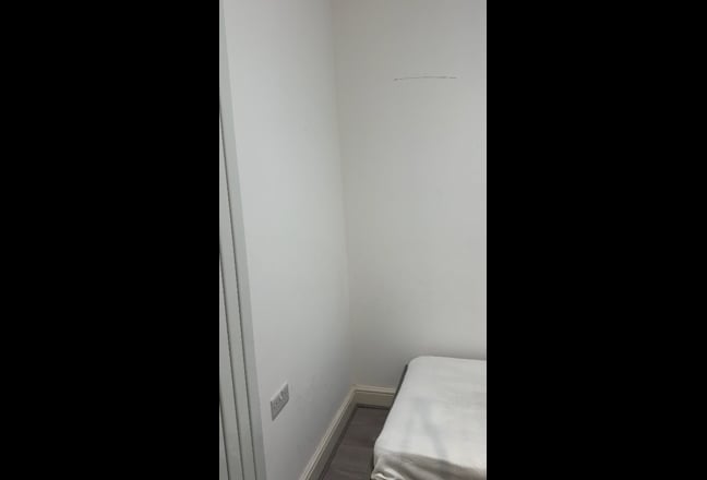 Small en-suite room Main Photo