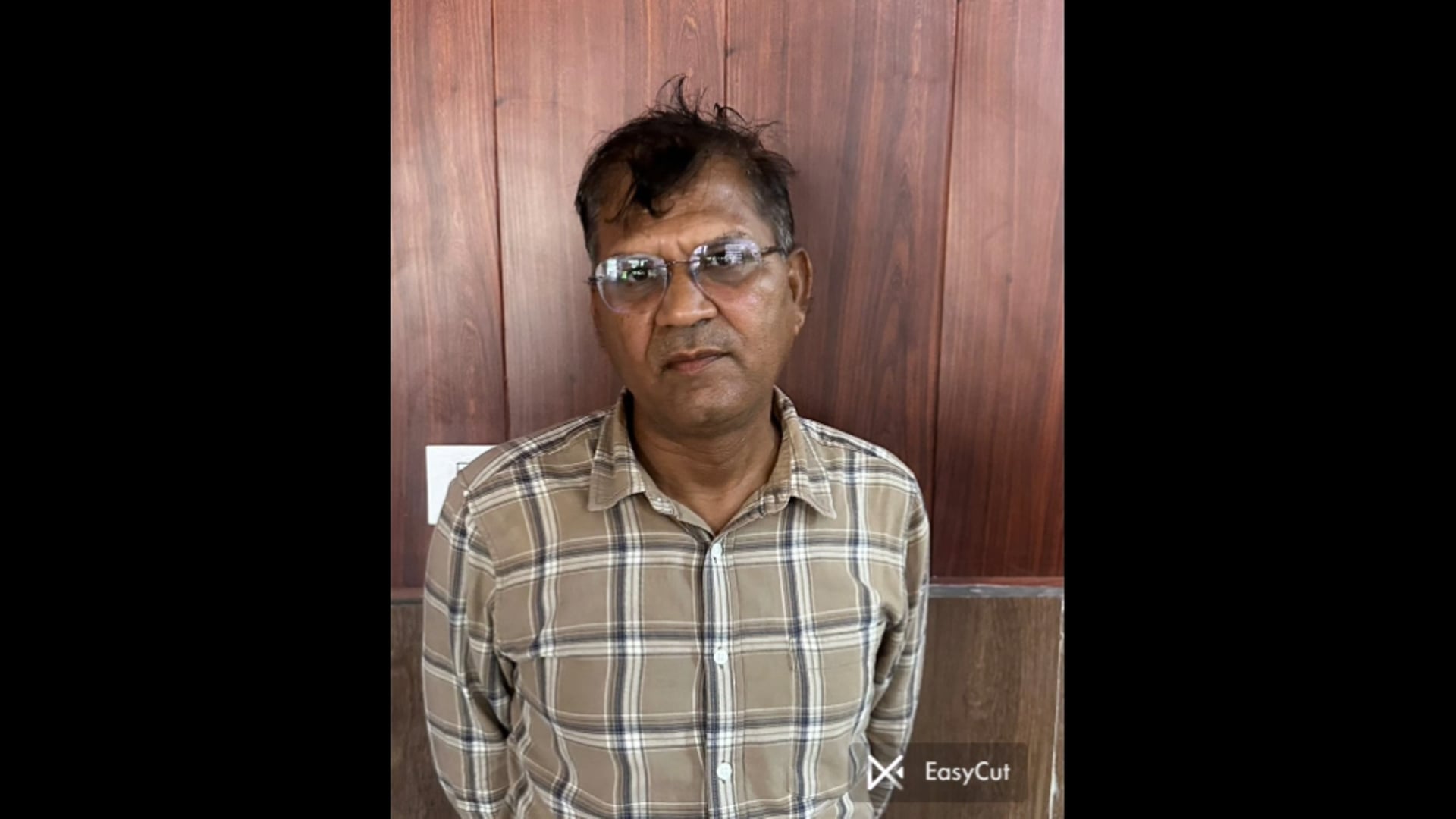 हापुड़ में राजस्व अधिकारी कानूनगों विजेंद्र कुमार को रिश्वत लेते एंटी करप्शन टीम ने पकड़ा
