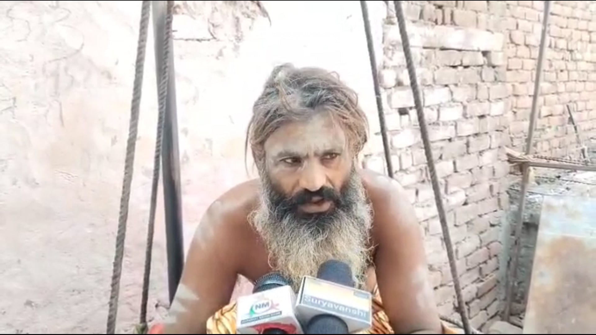 गोवर्धन रोड पर हनुमान मंदिर में शीशा तोड़कर चोरी, 11 साल से खड़े होकर तपस्या कर रहे खडेश्वरी महाराज ने लगाए गंभीर आरोप