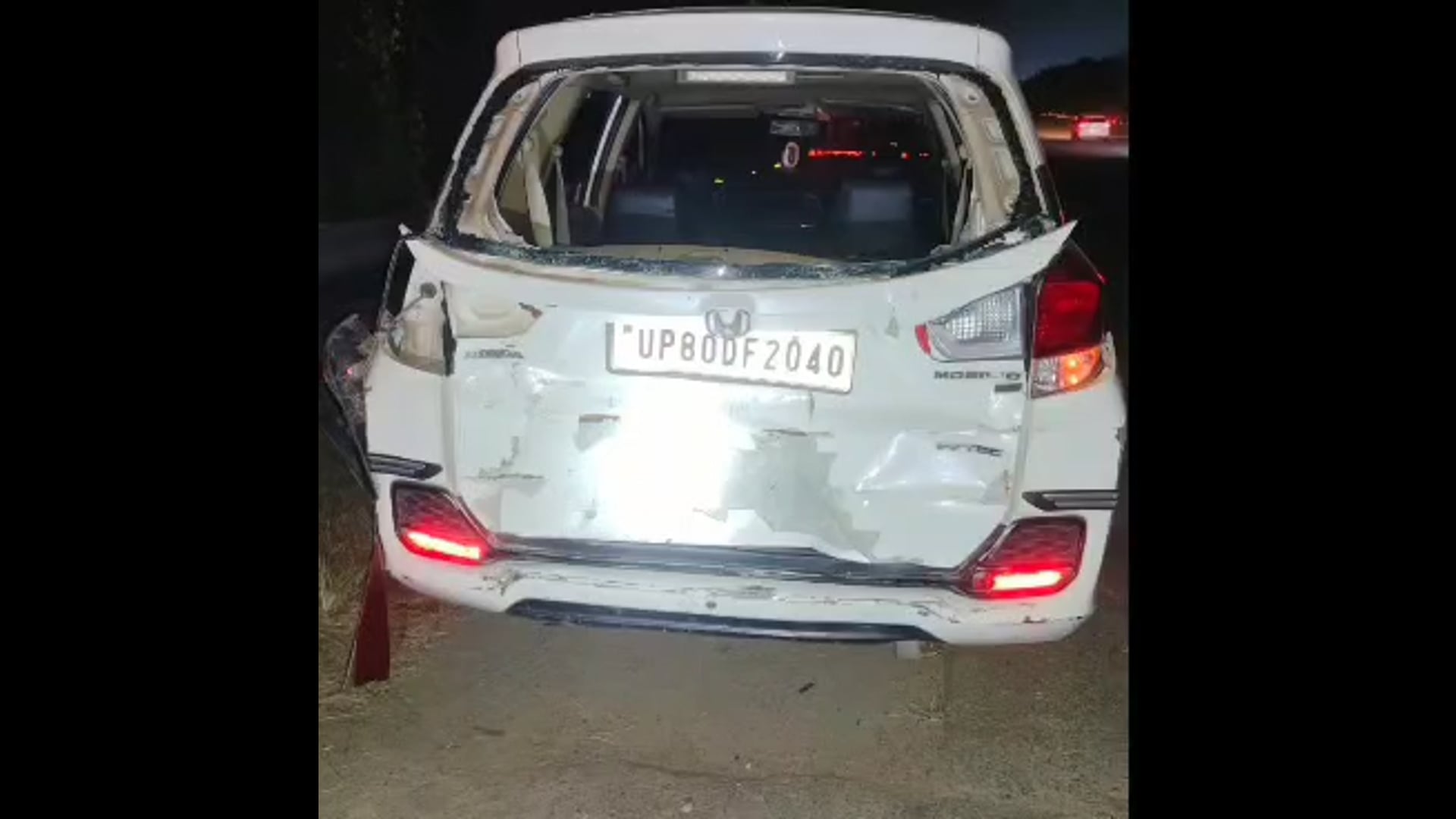 MANT-यमुना एक्सप्रेसवे पर अचानक हुआ धमाका, कैंटर की टक्कर से, कार क्षतिग्रस्त,,