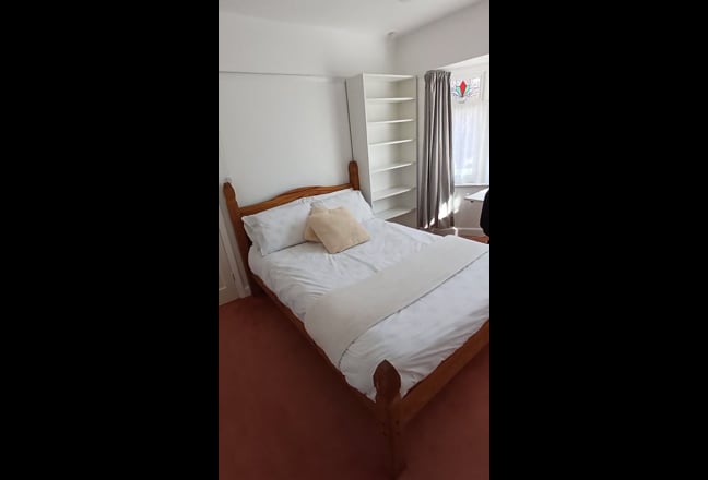 Re-decorated, large, sunny, furnished, double room Main Photo