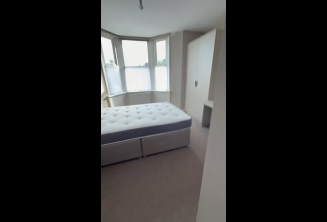 Large Ensuite Room Wallsend Main Photo