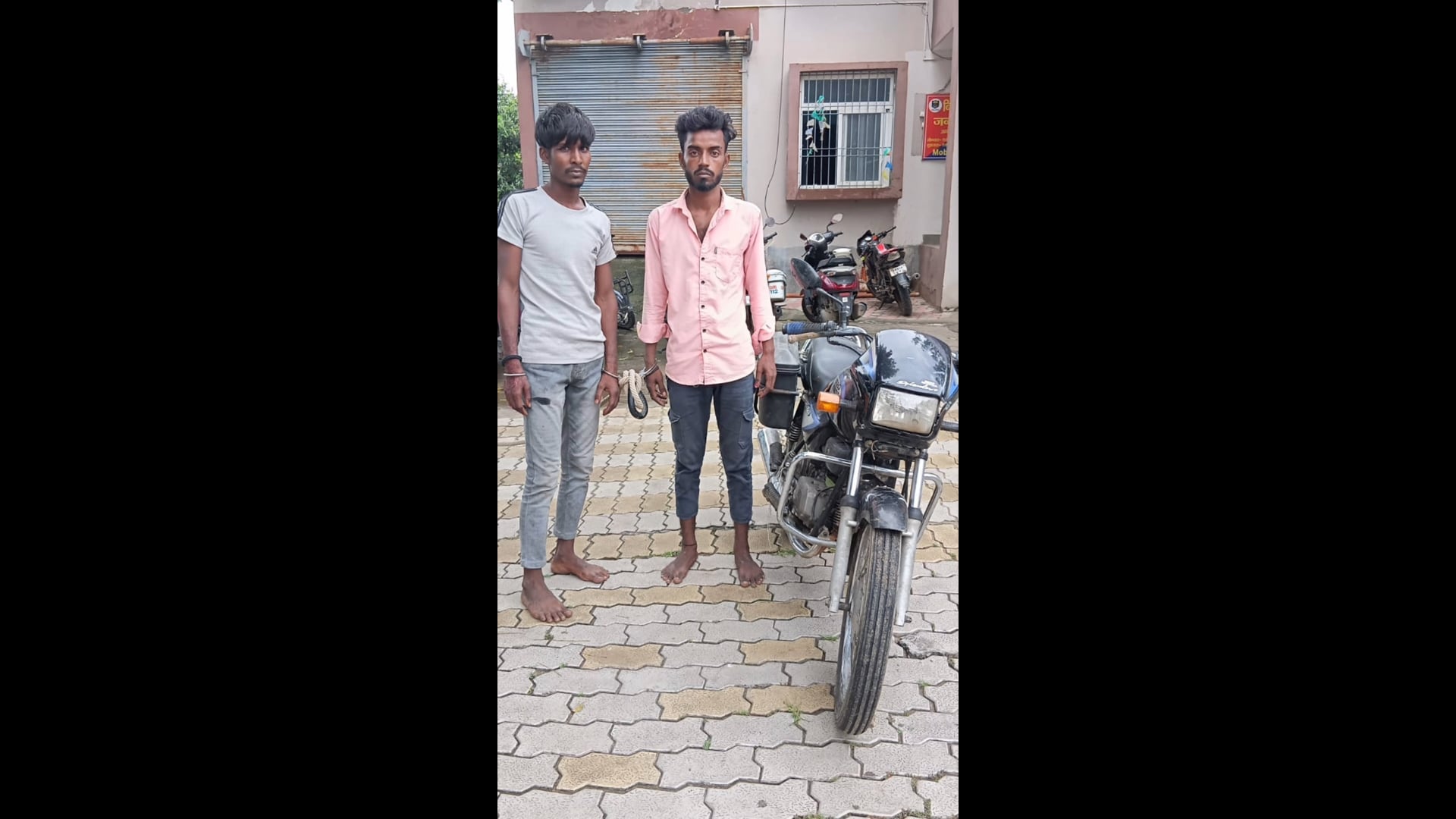 चोरी की मोटरसाइकिल के साथ दो युवक गिरफ्तार