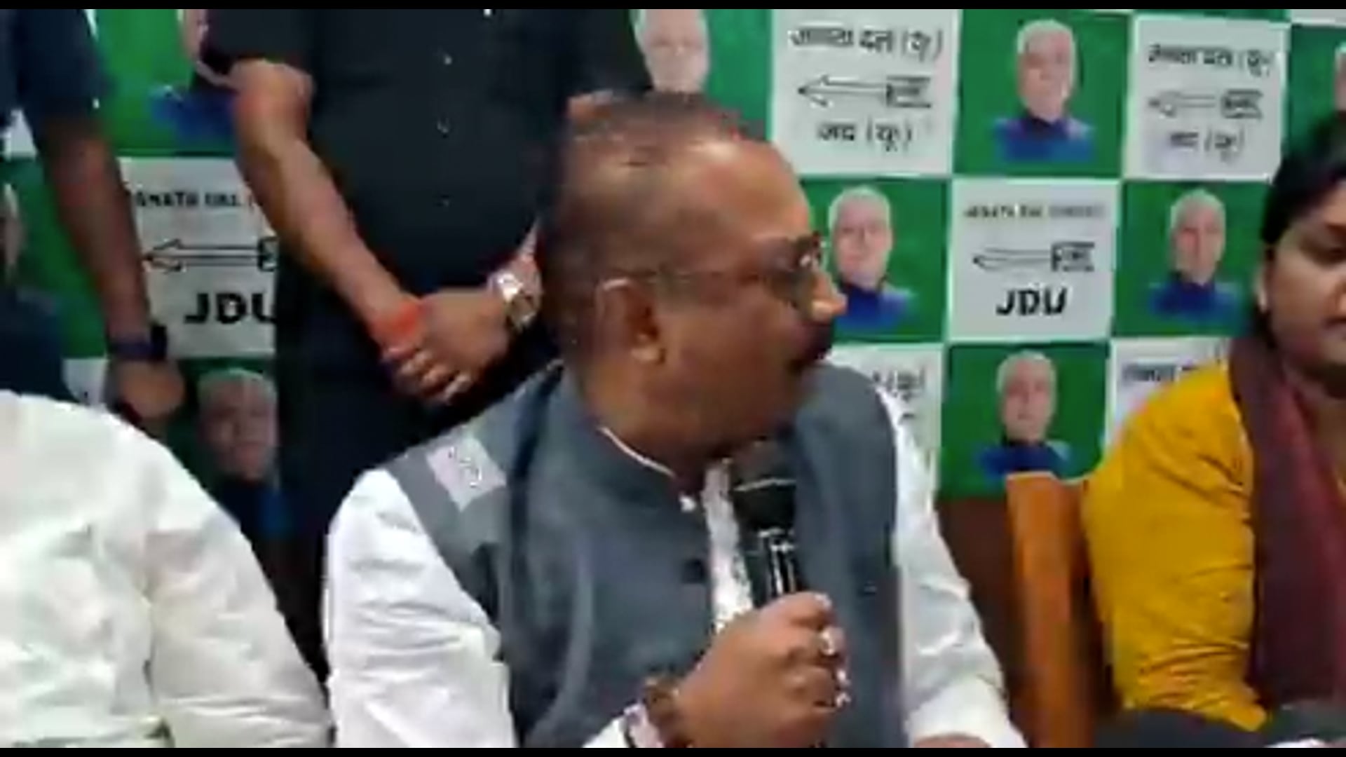 मंत्री अशोक चौधरी ने जमुई और समस्तीपुर लड़की छेड़छाड़ मामले पर कहा

घटना कहां नहीं होती है, घटना तो अमेरिका में