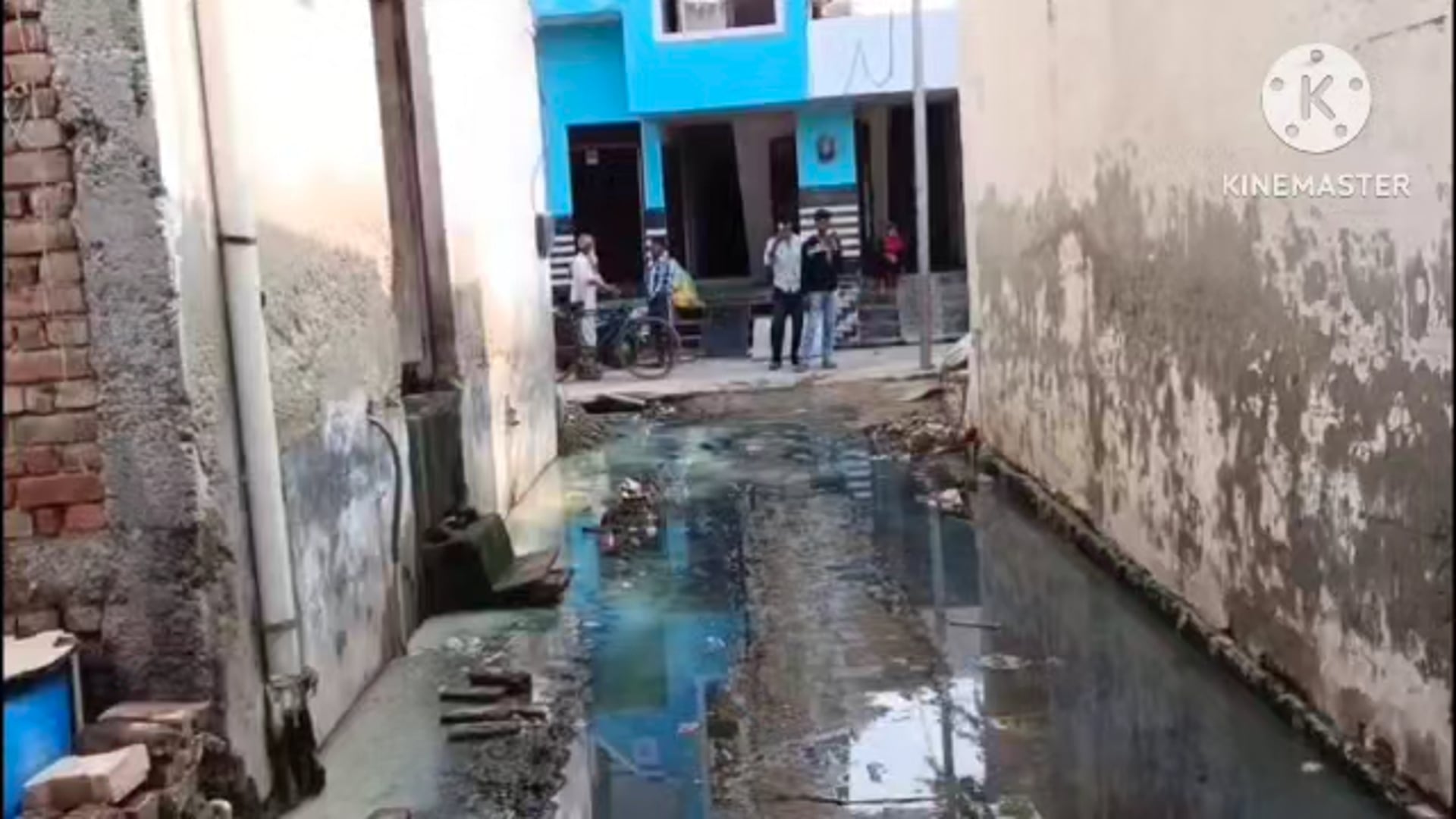 लोहवन के पथवारी मोहल्ले में जलभराव का संकट सड़क बनी तालाब