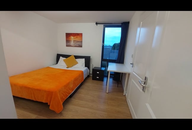 Video 1: Ensuite Room (A)