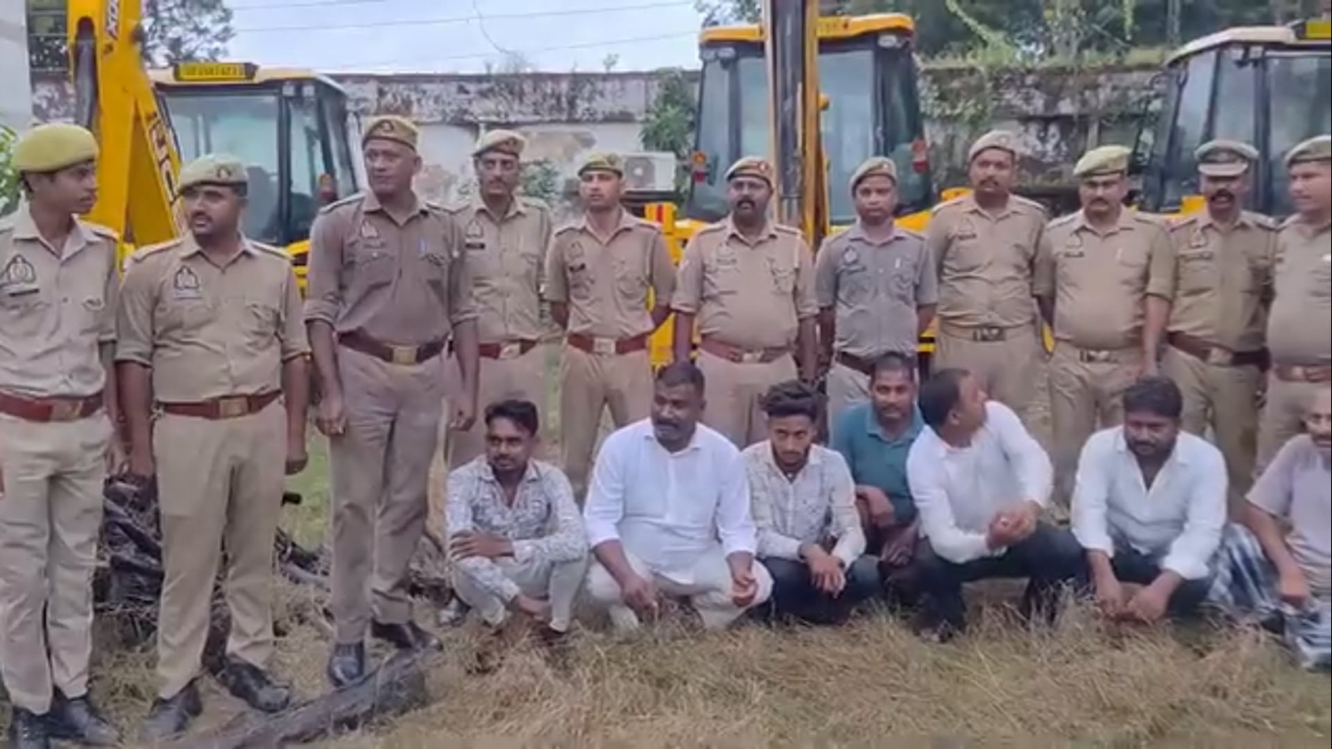 अंबेडकरनगर बरियावन में घरों पर जेसीबी चलाने के मामले में 8 आरोपी गिरफ्तार तीनों जेसीबी मशीनें बरामद।