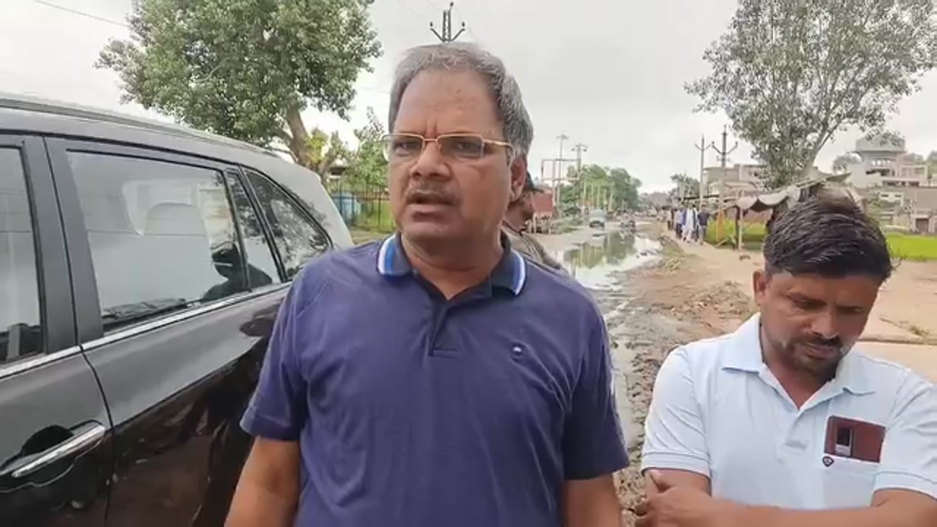 सरमथुरा रोड बाड़ी पर जलभराव से राहत की कवायद, मौके पर पहुंची JCB… पानी निकासी का काम शुरू