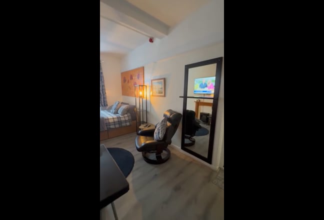 Bedsit ideally located Pembroke Main Photo