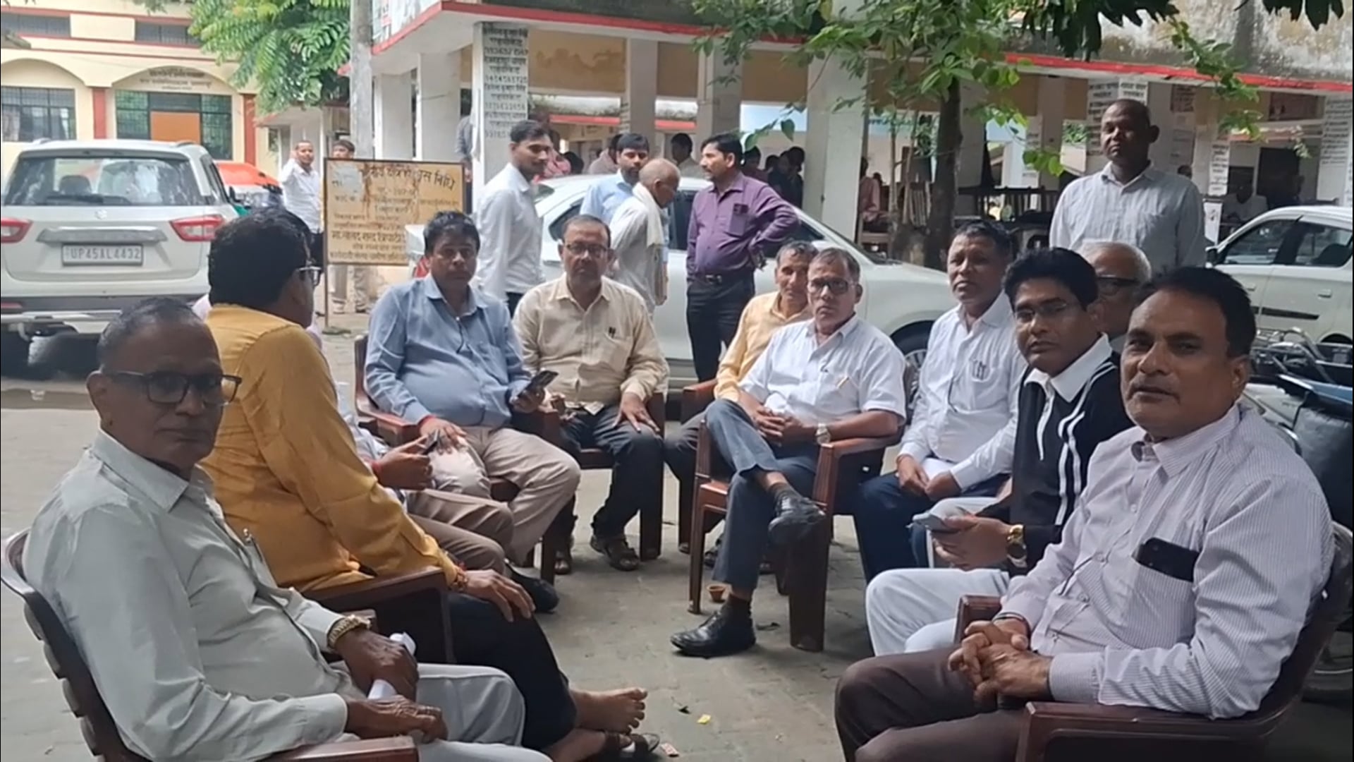 तहसीलदार के खिलाफ अधिवक्ताओं का मोर्चा,आलापुर में गरमाया माहौल
भ्रष्टाचार के आरोप और पूर्व अध्यक्ष से कथित अमर्यादित टिप्पणी को लेकर अधिवक्ता संघ आक्रोशित,धरने से आंदोलन तेज।