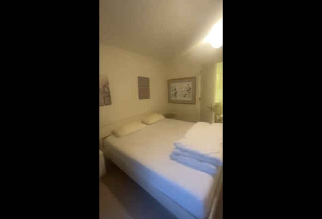 Rarely avail King size bed | en suite | amenities  Main Photo