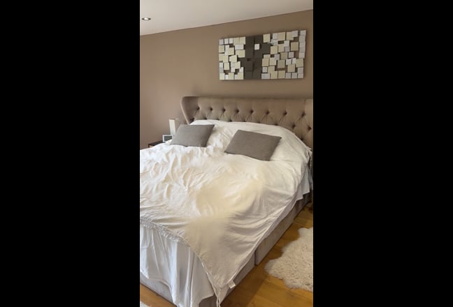 Large double room, full shower / bath and lounge  Main Photo