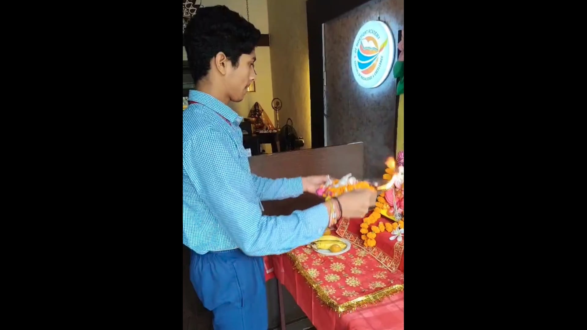 बहसूमा क्षेत्र के डी मोनफोर अकादमी में पर्यावरण संरक्षण का संदेश देते हुए गणेश विसर्जन कार्यक्रम का आयोजन किया गया। कार्यक्रम का शुभारंभ भक्तिमय गणेश वंदना से हुआ। विद्यार्थियों और शिक्षकों ने श्रद्धा के साथ विघ्नहर्ता गणेश को विदाई दी और पर्यावरण संरक्षण का संकल्प लिया।