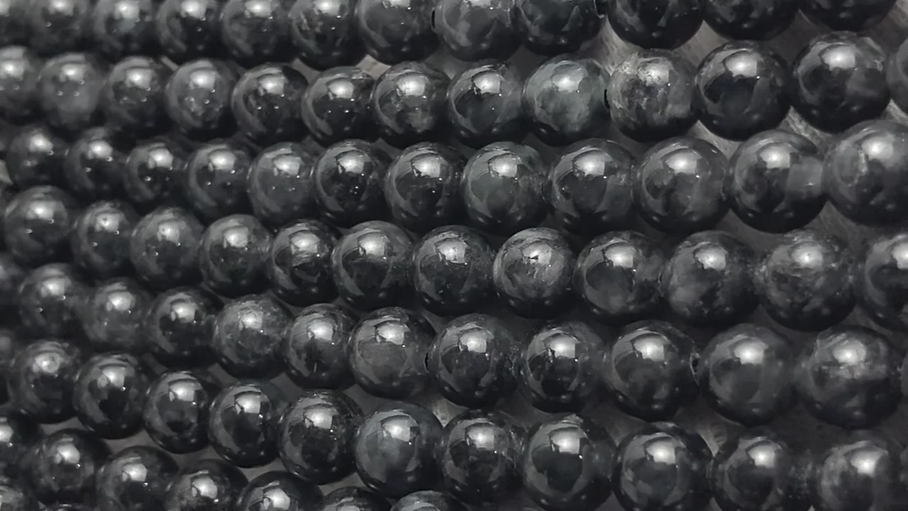 黒翡翠(くろひすい・ジェイダイト) AAA ラウンド6mm 半連/1連(約38cm