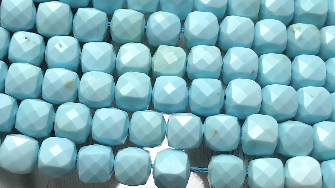 マグネサイトターコイズ ライトブルー キューブカット7×7×7mm 1連(約