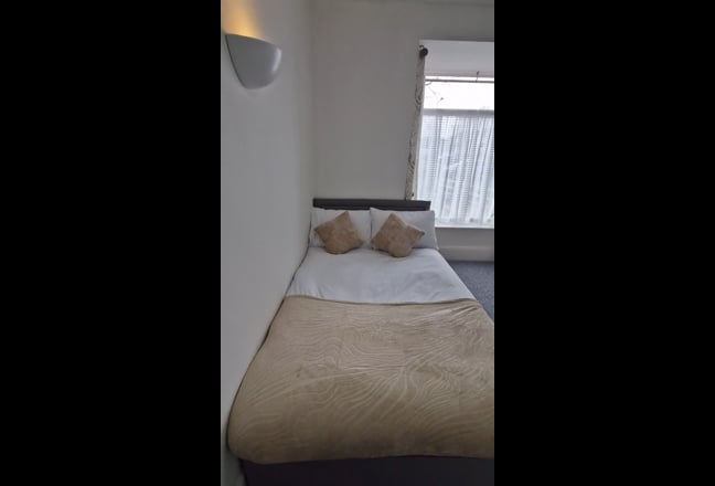 Large Double Room with Ensuite Main Photo