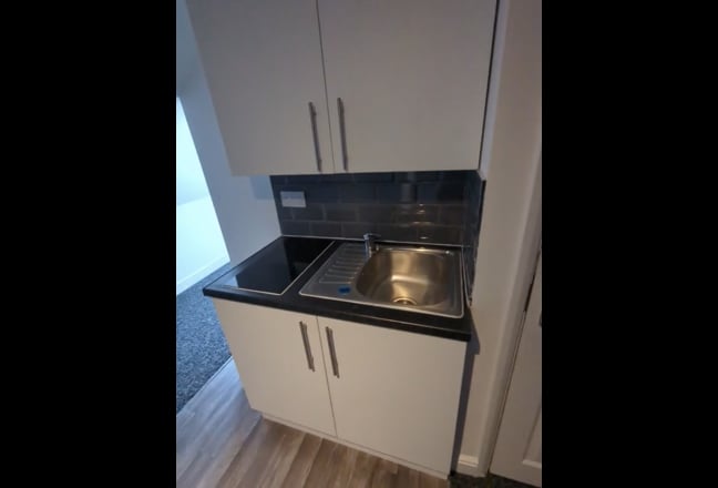 1 room with ensuite & kitchen inside room - &pound;1000 Main Photo
