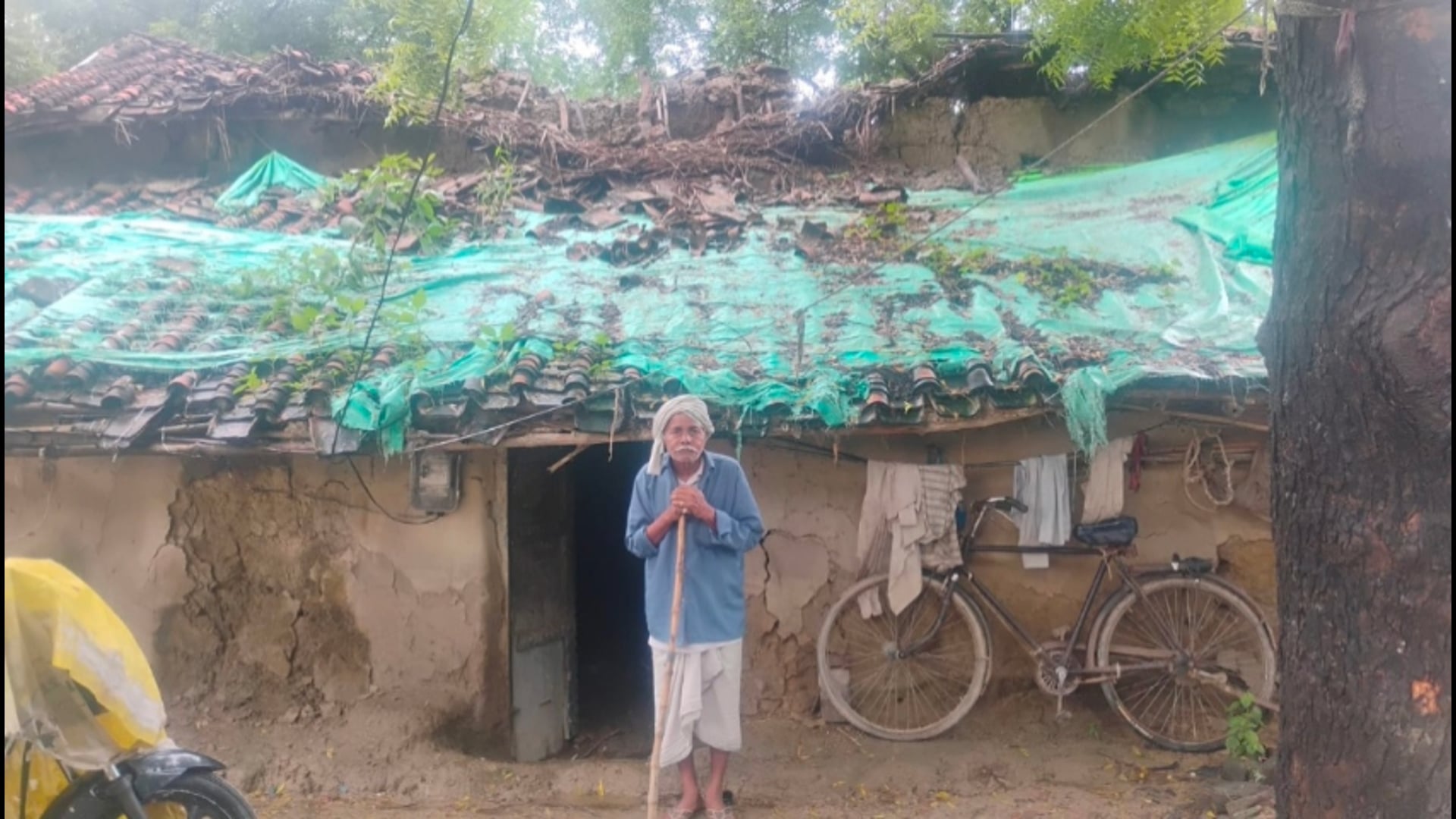 बरसात में सीलन खाकर गिरा कच्चा मकान छप्पर में रहने को मजबूर हुआ परिवार#latest_news 