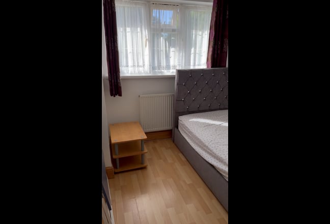 Large spacious double bedroom Main Photo