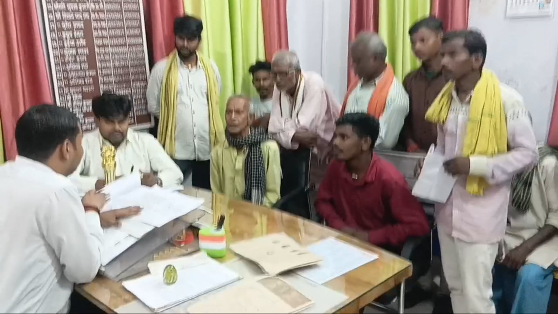 अंचलाधिकारी के जनता दरबार में चार मामलों का ऑन द स्पॉट निष्पादन
