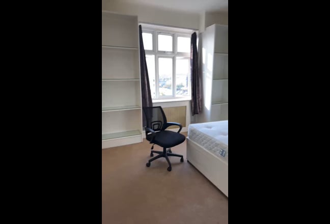 Bright Double Room in St.Jonhs Wood Main Photo